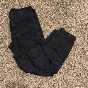 Camo cropped pants